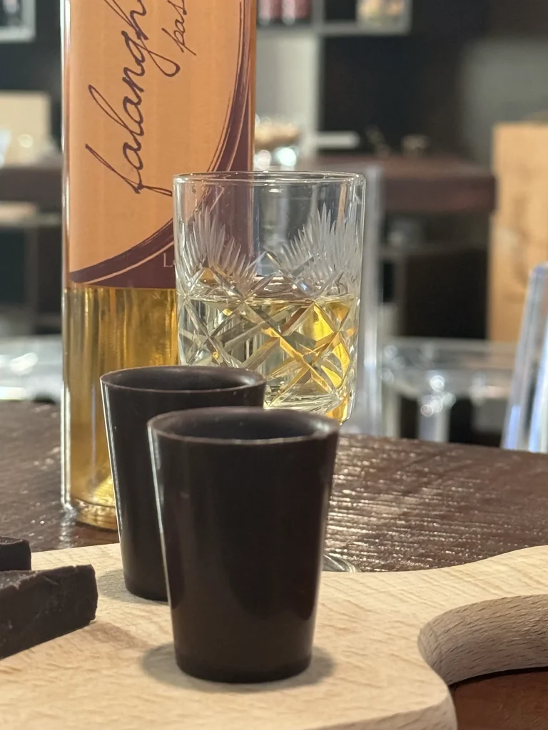 Vino e bicchierini di cioccolato durante una degustazione Amnesia