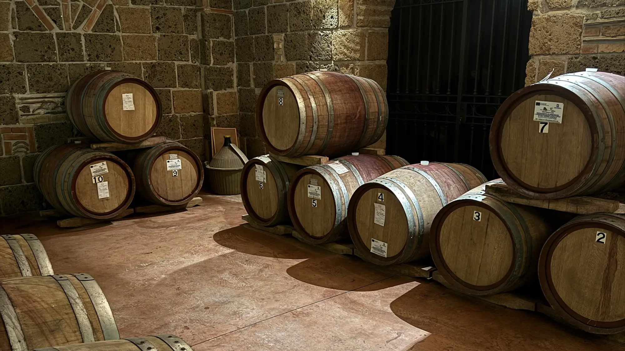 Botti durante una visita in cantina del percorso Amnesia Experience