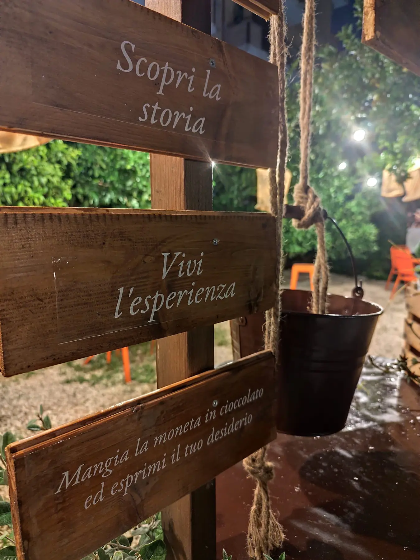 Il pozzo nel giardino di Amnesia con i messaggi dedicati alla scoperta e all’esperienza