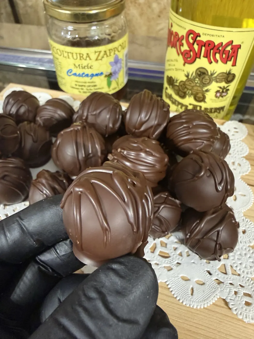 Cioccolatino artigianale Amnesia con liquore Strega e miele del territorio