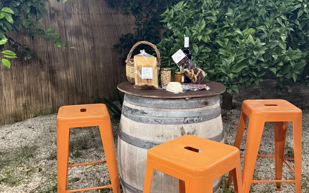Cestino e prodotti dell’Aperitivo Vagabondo nel giardino Amnesia a Telese Terme