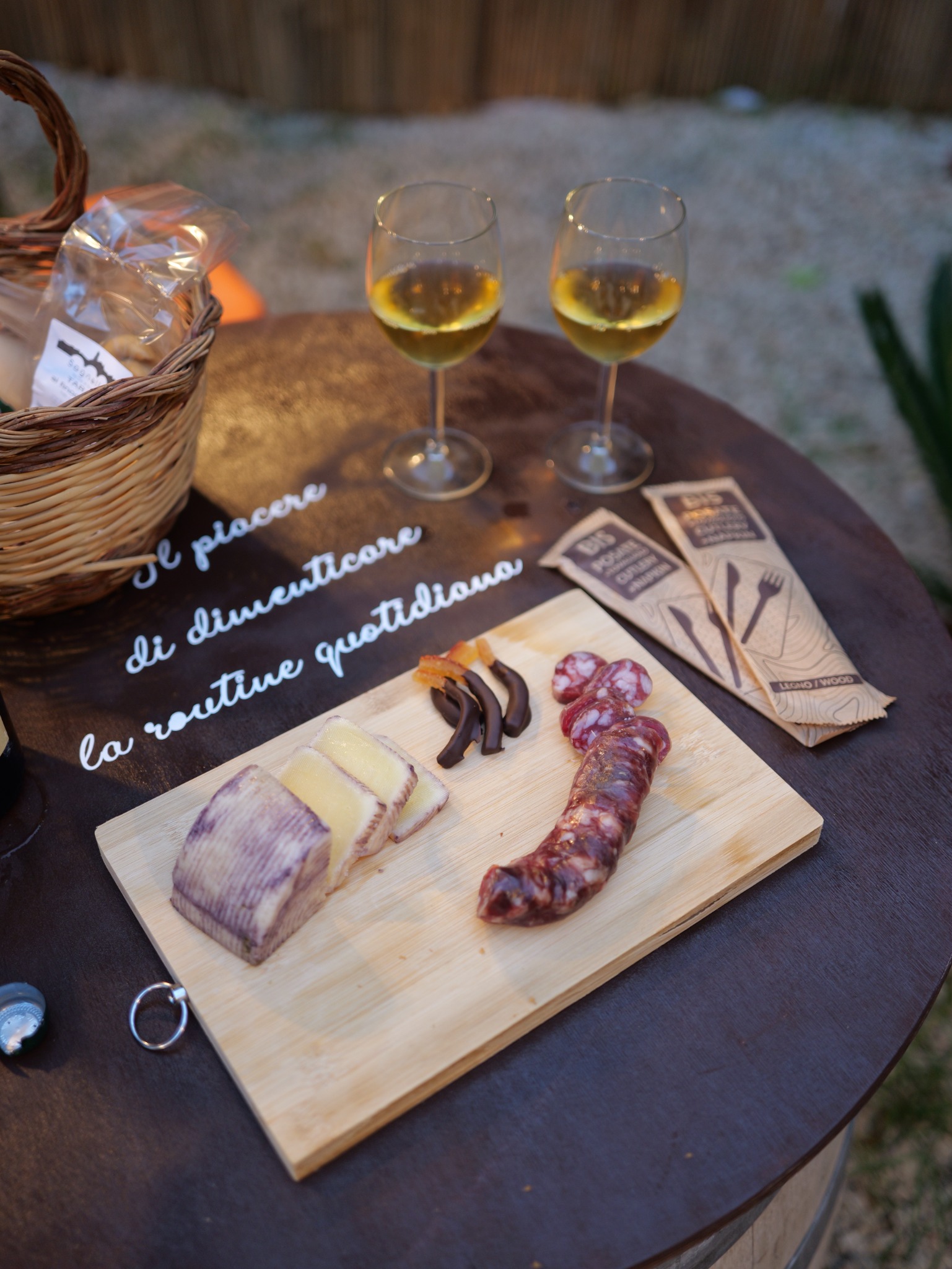 Tagliere con formaggi, salumi e cioccolato e due calici all’Aperitivo Vagabondo