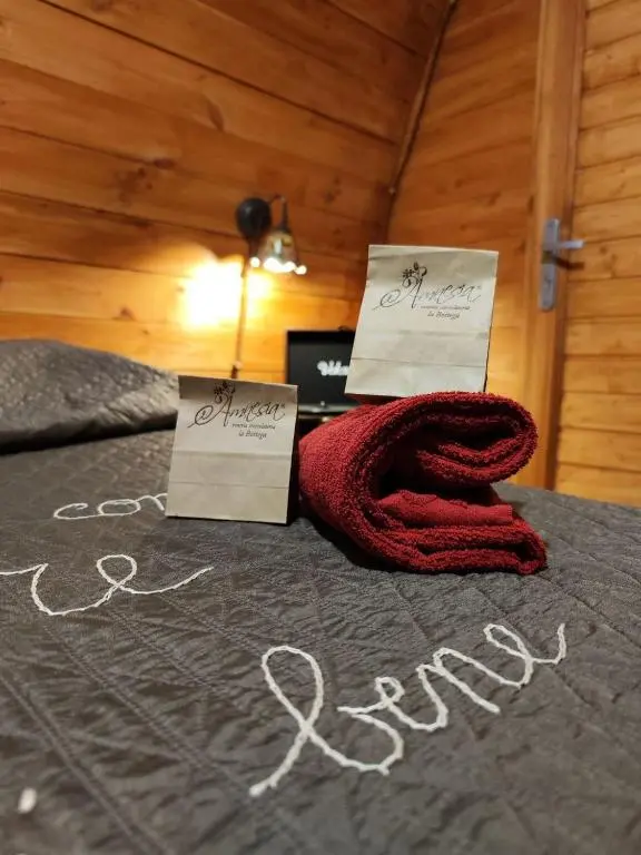 Dettaglio del letto e accoglienza al Choco B&B