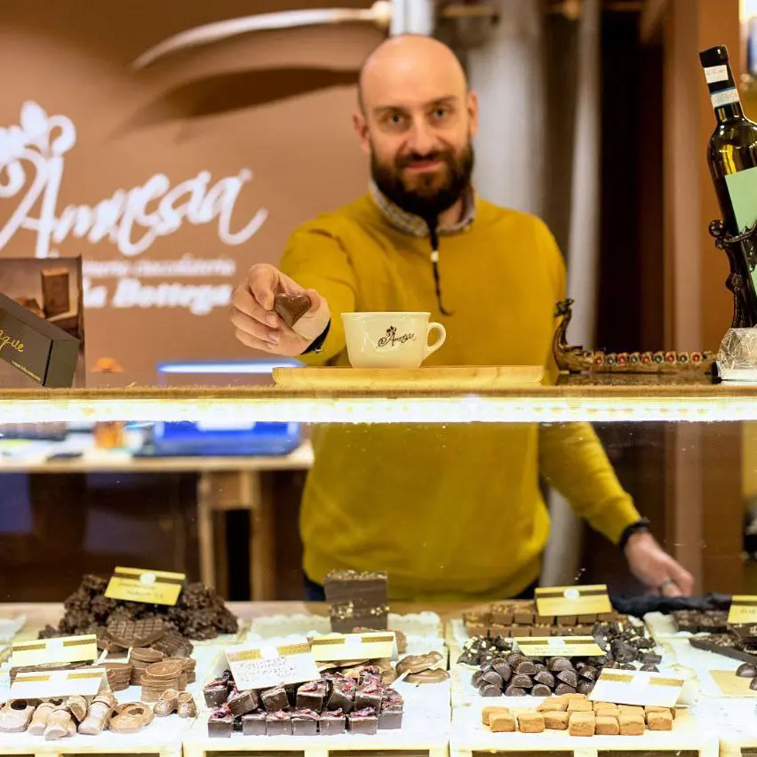Il banco del cioccolato nella Bottega Amnesia a Benevento