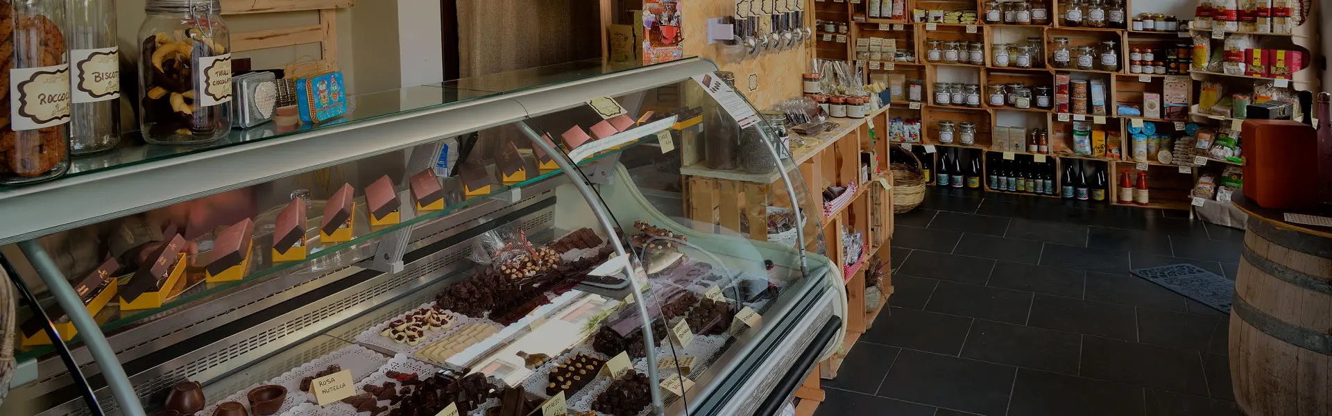 Una delle prime botteghe Amnesia con il banco delle creazioni di cioccolato