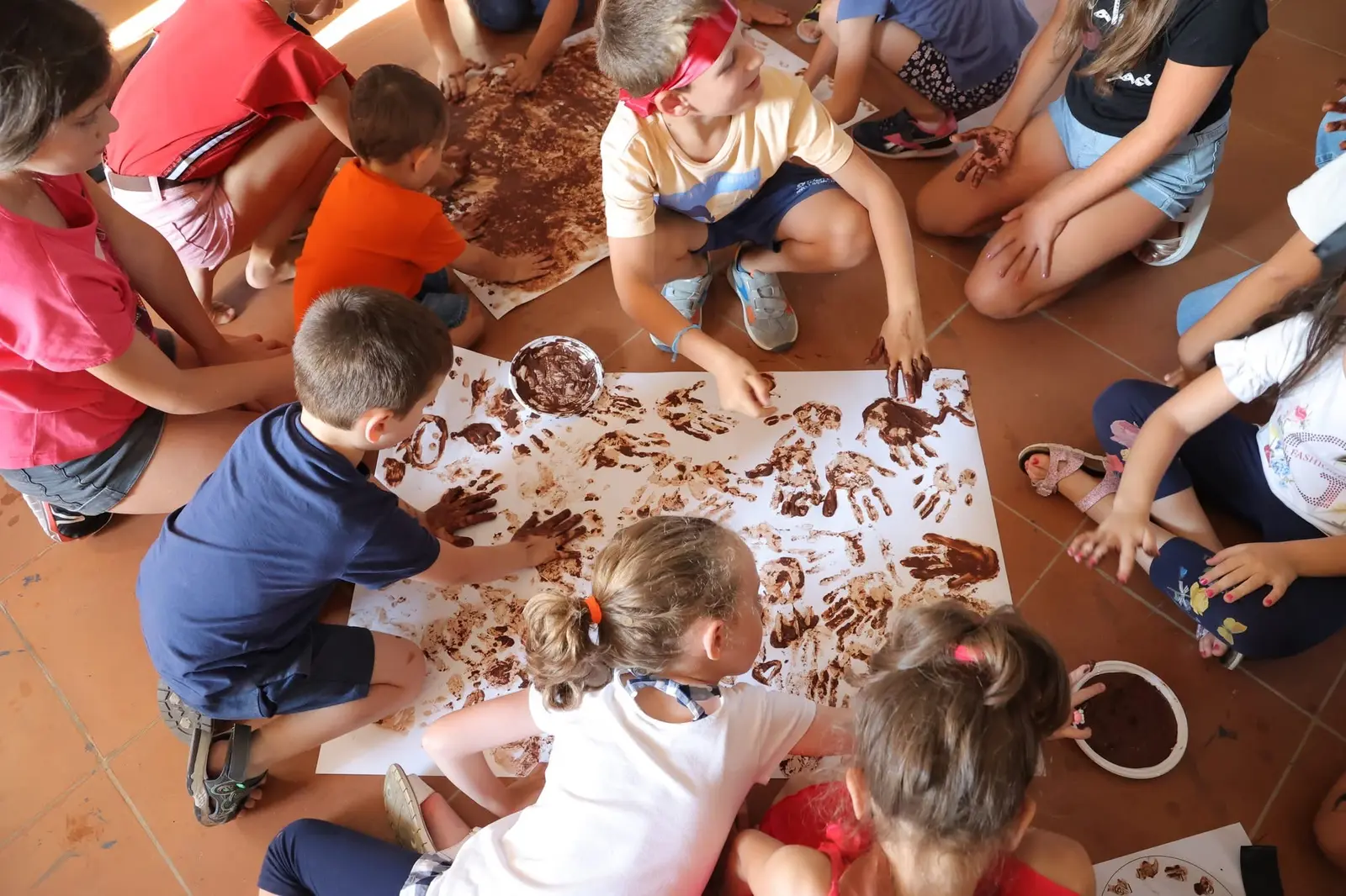 Bambini durante un laboratorio creativo con il cioccolato Amnesia