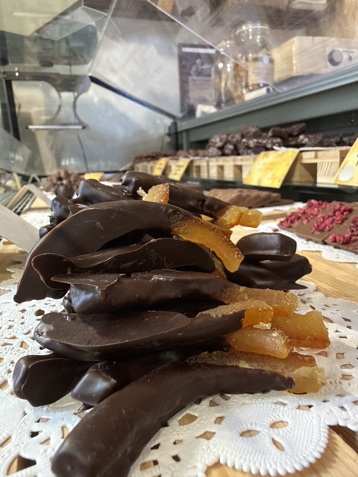 Scorzette di arancia ricoperte di cioccolato sul banco Amnesia