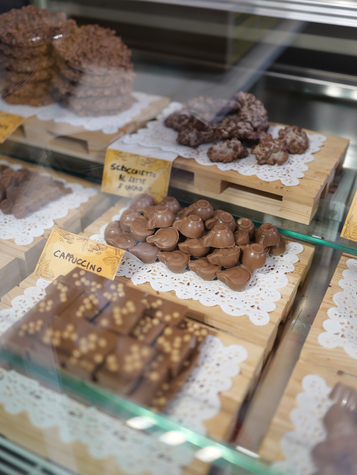 Assortimento di cioccolatini artigianali nella vetrina Amnesia
