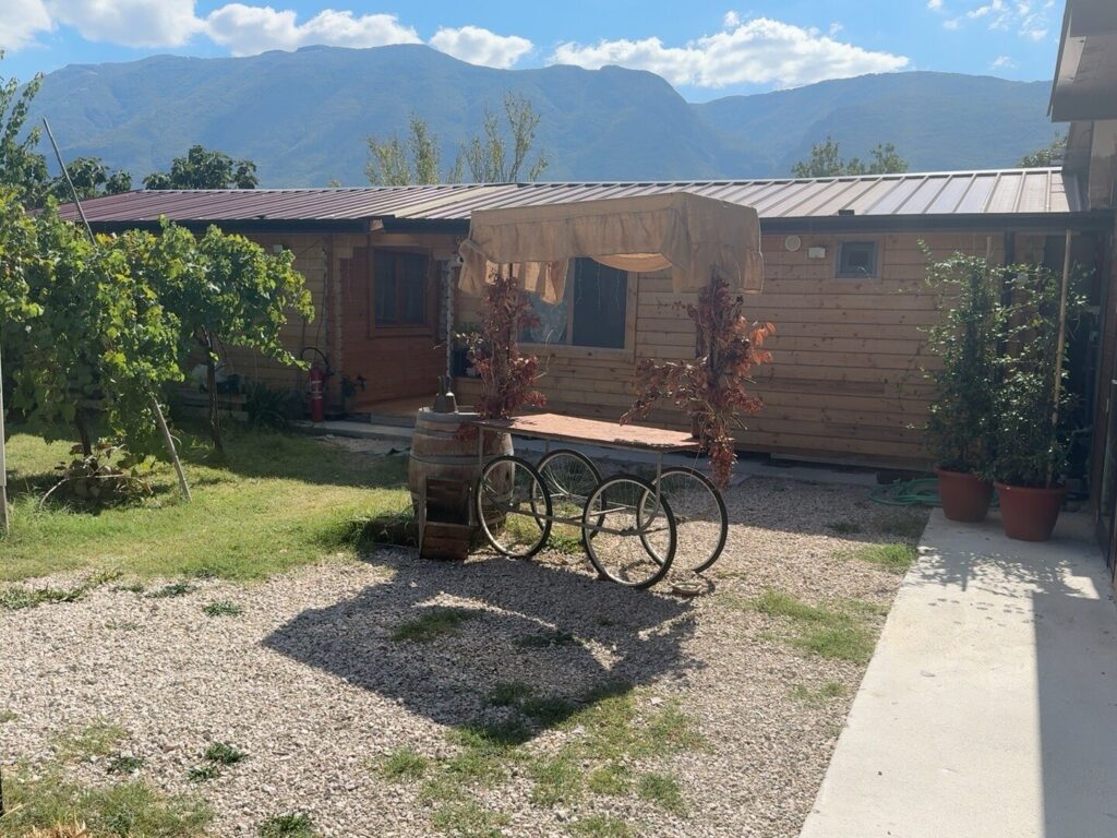 Esterno della struttura in legno del Choco B&B, con giardino e montagne sullo sfondo