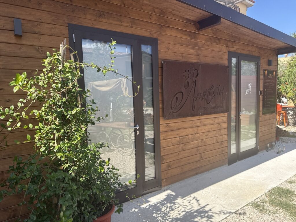 Esterno della sede attuale Amnesia a Telese Terme, con rivestimento in legno e ingressi vetrati