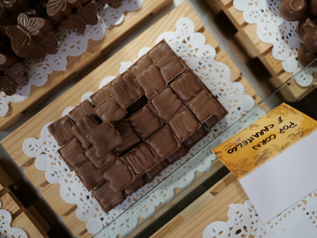Dettaglio dei cioccolatini esposti nella vetrina della Bottega Amnesia